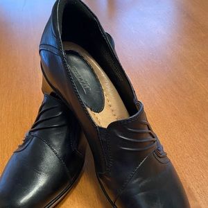 Earth Black Leather Pumps Woman’s size 9